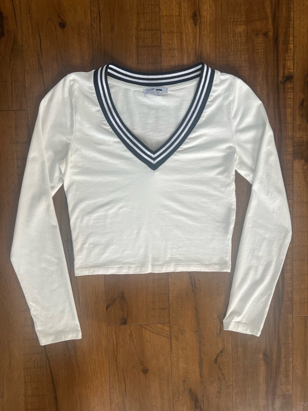 ❄️☃️ Fashion Nova V-Neck Striped Trim White Long Sleeve Crop Top